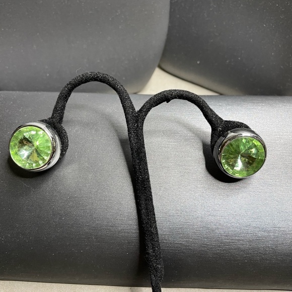 Jewels By Stanlee Green Rivoli Headlamp Post Earrings Vintage NOS silver Tone. - Picture 3 of 6